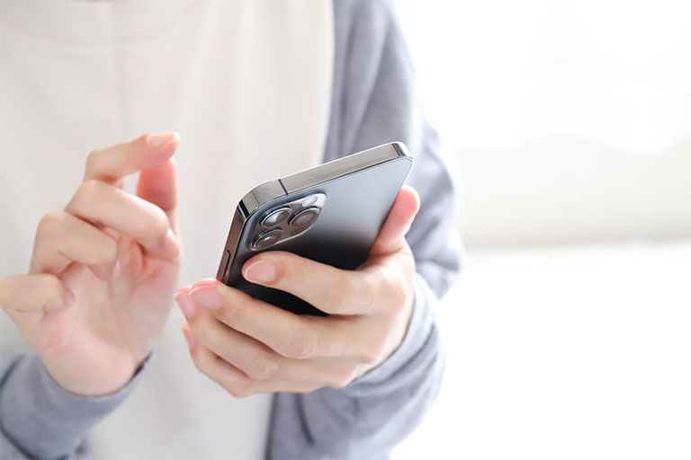 スマホを操作している写真